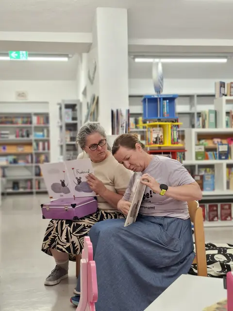 In der Bibliothek betätigten sich die zwei Damen als Vorleserinnen. | Foto: Freiwilligenzentrum Landeck
