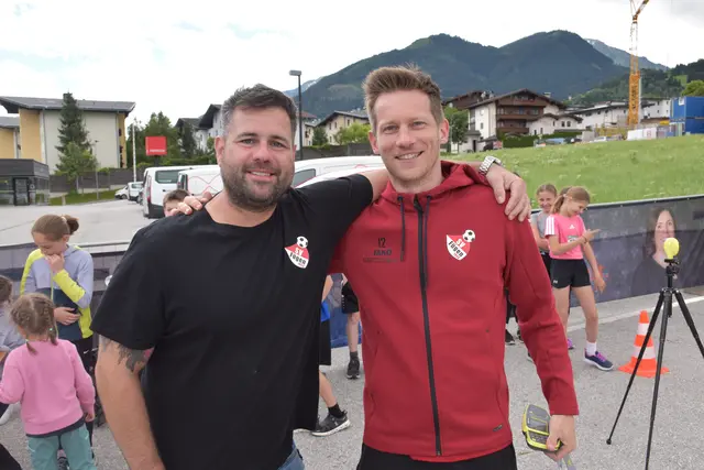 Mario Binder und David Egger vom SV Opbacher Fügen waren vor Ort für die Kids da.  | Foto: Haun