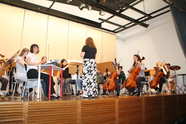 Sekretärin Martina Berner als Solistin an der Schreibmaschine mit dem Kammerorchester. | Foto: LMS