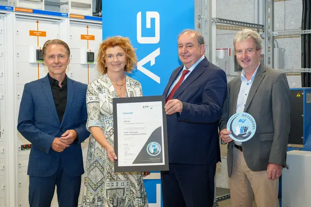 Von links: Christian Gratzl (Geschäftsführer der Managementservice Linz GmbH), Maria Lesterl (Direktorin der AUVA-Landesstelle Linz), Linz AG-Generaldirektor Erich Haider und Martin Buchgeher (Leitung Sicherheitstechnischer Dienst der LINZ AG).

  | Foto: Linz AG