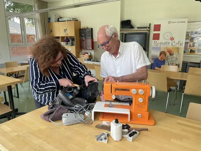 Das Repair Café wird von der Sozialen Stadt Salzburg gemeinsam mit Partnerorganisationen und engagierten Ehrenamtlichen organisiert. Im Bild: Das Team des Bewohnerservice Lehen (BWS), wo das Repair Café regelmäßig stattfindet: Christian Reisinger und Doris Wlczek-Spanring, hier im Werkraum.  | Foto: Lisa Gold