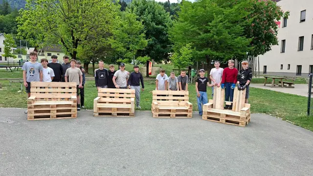 Die Palettenmöbel bieten neue und nachhaltigen Begegnungsräume im und am Schulgelände. | Foto: Mittelschule Arnoldstein
