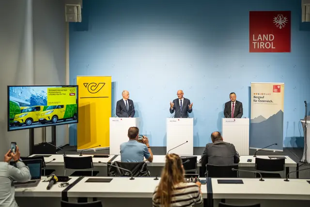 LH Mattle, Präsident Schubert und der Generaldirektor der Österreichischen Post AG, Walter Oblin, präsentieren eine Tirol-Offensive. | Foto: Land Tirol/Fitsch