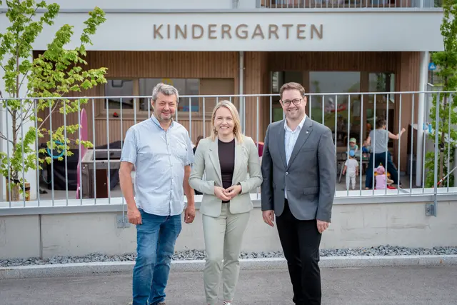 Bürgermeister Johann Stockinger, Landtagsabgeordnete Astrid Zehetmayr und Bezirksparteiobmann Florian Hiegelsberger beim Besuch des Kindergartens in Aistersheim.  | Foto: OÖVP