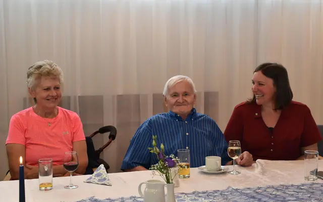 Rosa Handl (Tochter), Sigmund Willinger und Julia Brinnich (Pflege- und Betreuungsmanagerin WBR 1). | Foto: PBZ Waidhofen/Thaya