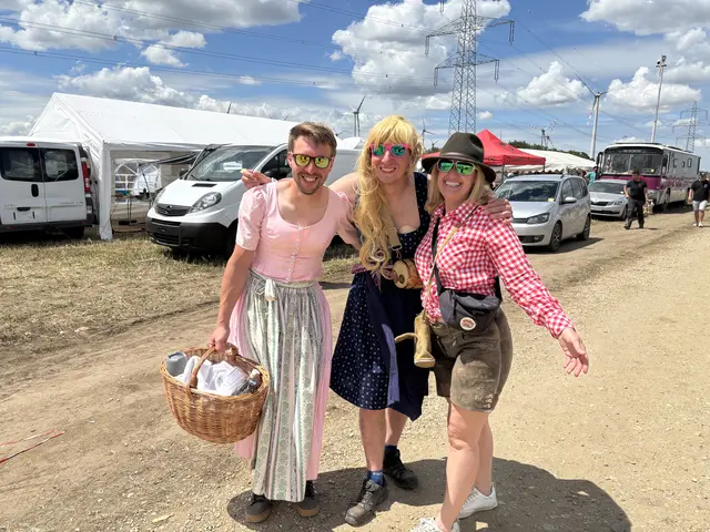 Eine Gruppe Marketenderinnen hat sich ebenfalls auf den Campingplatz verirrt. | Foto: Jennifer Flechl / MeinBezirk