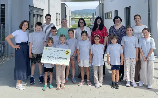 tellvertretend für alle teilnehmenden Schulen und Kindergärten übergaben Vertreter des Bildungscampus Pannonia gemeinsam mit Mag. Michaela Resetarics einen Spendenscheck über 4.310 Euro an die Österreichische Krebshilfe Burgenland. | Foto: Krebshilfe Burgenland