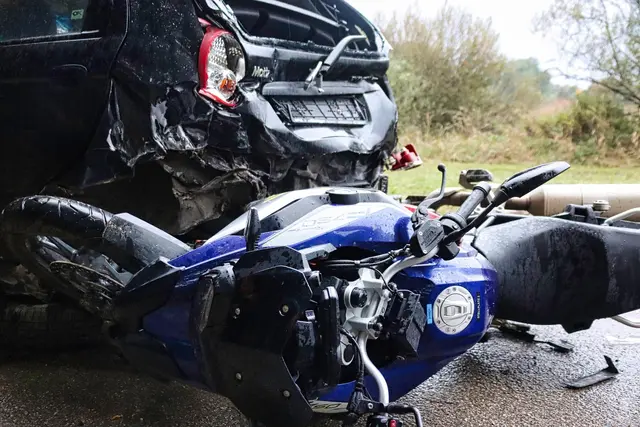 Ein Motorradfahrer übersah das stehende Auto vor ihm und prallte ungebremst dagegen.  | Foto: Symbolbild pixabay/planetfox
