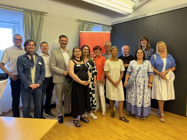 Die Vernissage bot die Möglichkeit, mehr über die Arbeit der Künstler zu erfahren. | Foto: Stadtgemeinde Eferding