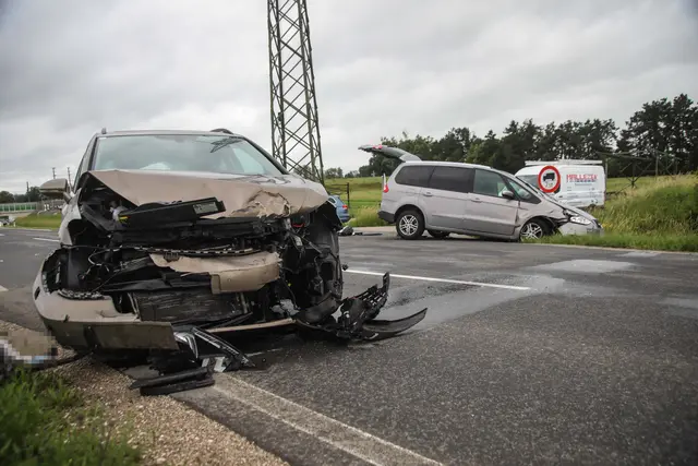 Im Kreuzungsbereich Paschinger Straße/Eichenstraße in Marchtrenk forderte ein Pkw-Crash zwei Verletzte. | Foto: laumat.at