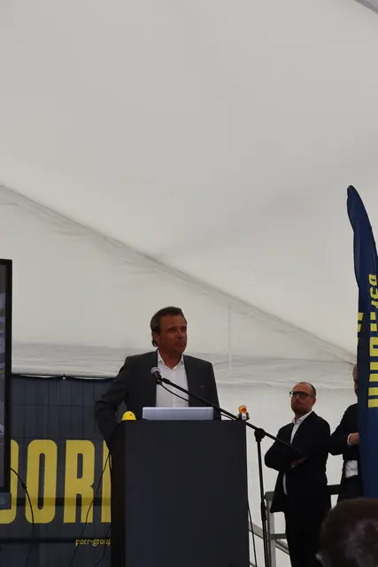 Christof Hilber, Niederlassungsleiter Hochbau für Tirol und Vorarlberg, erklärte, dass die rund 15.000 Quadratmeter große Fläche im Baurecht von den Barmherzigen Schwestern zur Verfügung gestellt wurde.  | Foto: Elisabeth Zangerl