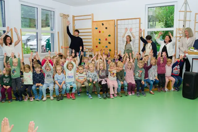 Mit Freude feierten Kinder, Eltern und Gäste die Eröffnung des sanierten und erweiterten Kindergartens und der Krabbelstube. | Foto: Alfred Hofer
