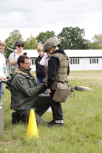Die Ausrüstung eines Soldaten durften auch die jüngsten anprobieren. | Foto: FOInsp Klaus AIGNER, FlFlATS