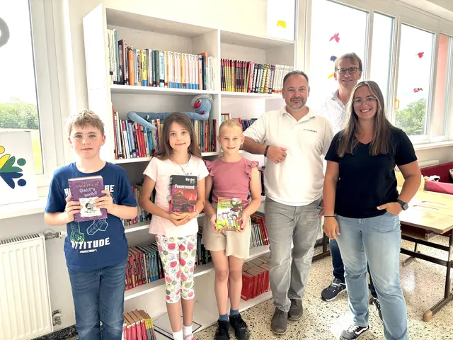 Schülerinnen und Schüler der Volksschule Deutsch Tschantschendorf vor dem selbst gefertigten Bücherregal mit Firmenchef Lukas Weber (Z+H Weber), Schulleiter Johannes Hofbauer und Elternvereinsobfrau Beatrice Tiefengraber (von links).  | Foto: Elisabeth Kloiber/MeinBezirk