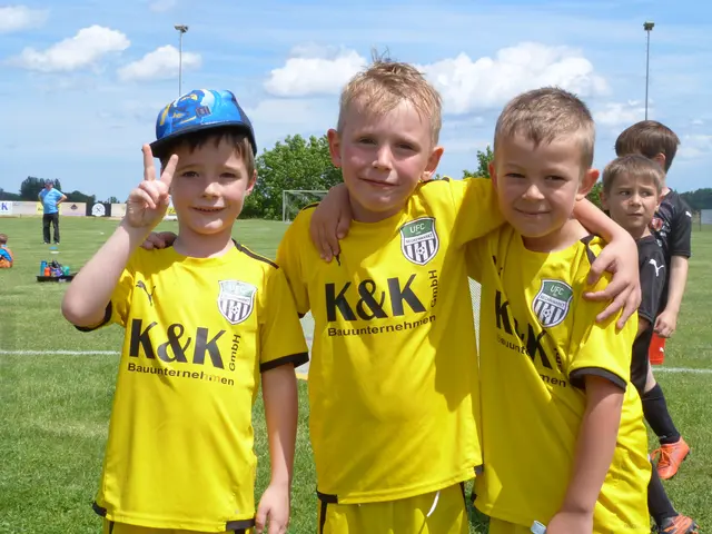 Mit viel Begeisterung und vollem Einsatz kämpften Philip, David und Markus um jeden Ball beim Sportfest des UFC Neckenmarkt.  | Foto: Vanessa Wittmann