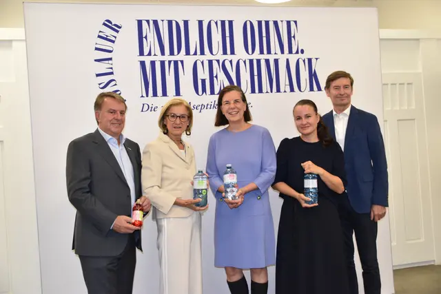 Wirtschaftskammer-Präsident Wolfgang Ecker, Landeshauptfrau Johanna Mikl-Leitner, Christiane Wenckheim, Aufsichtsratsvorsitzende der Ottakringer Getränke AG, Vöslauer-Marketing-Leiterin Yvonne Haider-Lenz und Vöslauer-Geschäftsführer Herbert Schlossnik. | Foto: Mirjam Preineder