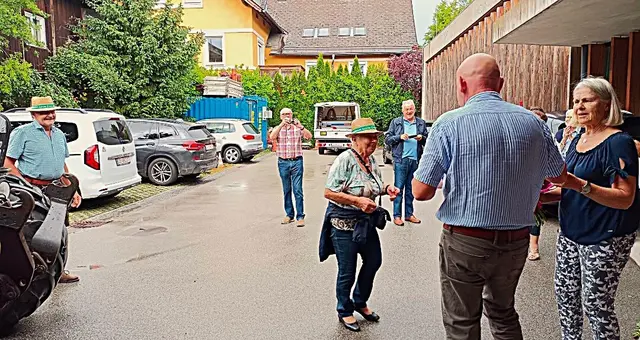 Die Mitglieder des Sen.-Bundes Anif feierten den 90.Geburtstag von Thresia Höpoldeder beim Kaffeenachmittag im Haus der Kultur Anif. Die Feier stand unter dem Motto: "Resi I hol` di mit`n Traktor ab " welches der Mindl-Bauer sen. in die Tat umsetzte !!