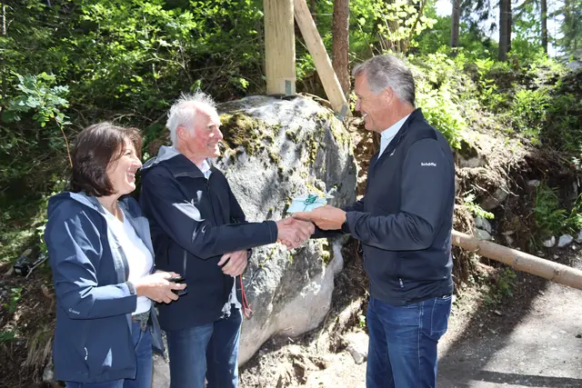 TVB-Direktor Martin Ebster dankte Bernadette und Martin Kerber.  | Foto: Elisabeth Zangerl