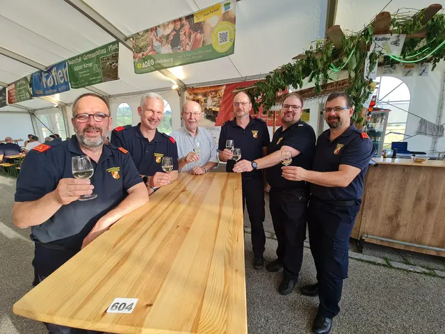 Beim Zeltfest der Freiwilligen Feuerwehr Weinburg herrschte am Samstag reger Betrieb. Zahlreiche Gäste nutzten die Gelegenheit, gemeinsam einen gemütlichen Abend zu verbringen. MeinBezirk war vor Ort und sprach mit einigen Besucherinnen und Besuchern über den gelungenen Festabend. | Foto: Cornelia Strobl