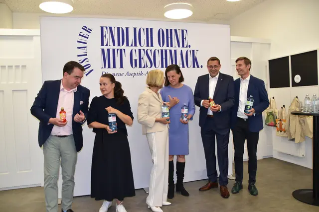 Neue Aseptik-Anlage: Markus Raunig, Vorstandssprecher der Ottakringer Familiengruppe, Vöslauer-Marketing-Leiterin Yvonne Haider-Lenz, Landeshauptfrau Johanna Mikl-Leitner, Christiane Wenckheim, Aufsichtsratsvorsitzende der Ottakringer Getränke AG, Frank Forster, Vertriebsleiter des Anlagenherstellers Krones für Ost- und Süddeutschland und Österreich, und Vöslauer-Geschäftsführer Herbert Schlossnik. | Foto: Mirjam Preineder