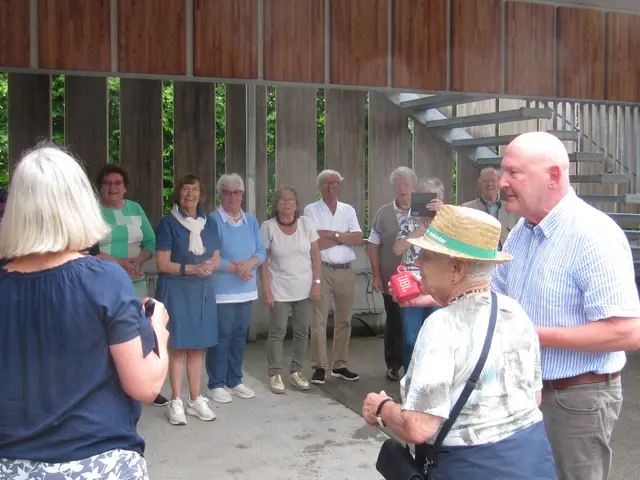Die Mitglieder des Sen.-Bundes Anif feierten den 90.Geburtstag von Thresia Höpoldeder beim Kaffeenachmittag im Haus der Kultur Anif. Die Feier stand unter dem Motto: "Resi I hol` di mit`n Traktor ab " welches der Mindl-Bauer sen. in die Tat umsetzte !!