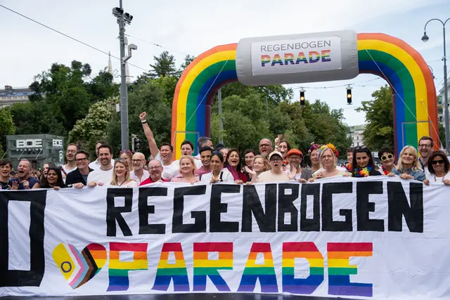 Auch heuer zogen zehntausende Menschen bei der 30. Ausgabe der Wiener Regenbogenparade über den Ring. | Foto: Sade Jerabek/MeinBezirk