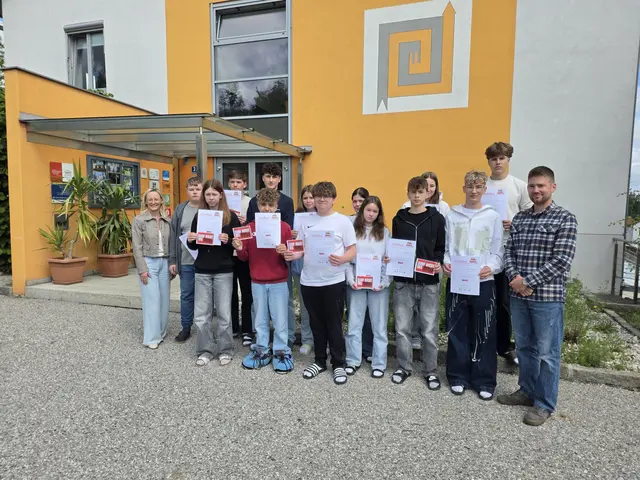 Ehrengäste:
Vorne von links nach rechts: Fürst Selina, Fletzberger Sebastian, Schrabauer Jan, Mold Lena, Prock Matthias, Wielander Daniel, Yannis Kiesling, 
Hinten von links nach rechts: Eva-Maria Rester, Holzmüller Mathias, Krolykov Oleksandr, Schiller Elias, Zimmermann Johanna, Falb Lena, Grünstäudl Elina, Pollak Thomas. | Foto: PTS Zwettl