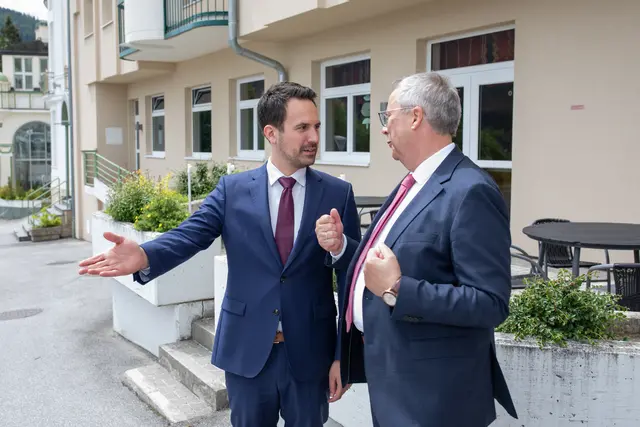 Direktor Jürgen Kürner empfängt den Ehrengast und Bildungsminister Christoph Wiederkehr. | Foto: er