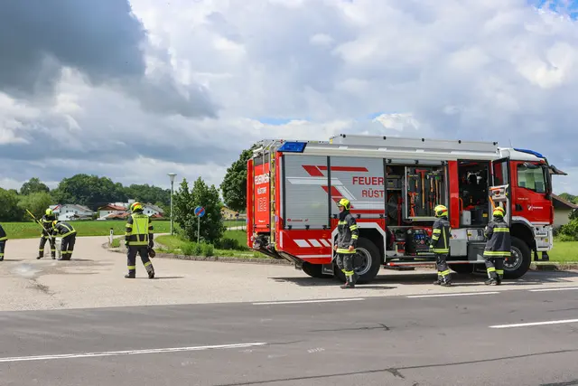 In Rüstorf (Bezirk Vöcklabruck) stürzte ein Traktor im Kreuzungsbereich der B135 um und musste von der Feuerwehr wieder aufgerichtet werden. | Foto: laumat/Matthias Lauber
