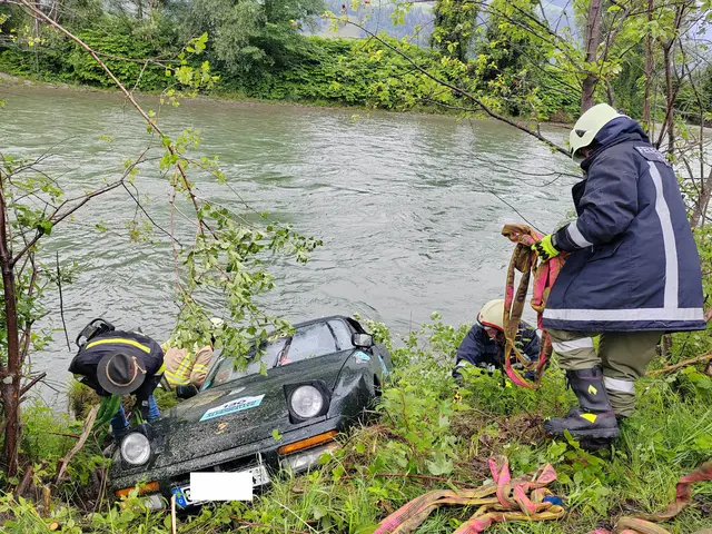 Die Feuerwehr rückte aus, um den Porsche aus dem Ziller zu holen. 