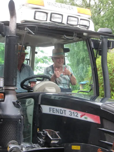 Die Mitglieder des Sen.-Bundes Anif feierten den 90.Geburtstag von Thresia Höpoldeder beim Kaffeenachmittag im Haus der Kultur Anif. Die Feier stand unter dem Motto: "Resi I hol` di mit`n Traktor ab " welches der Mindl-Bauer sen. in die Tat umsetzte !!
