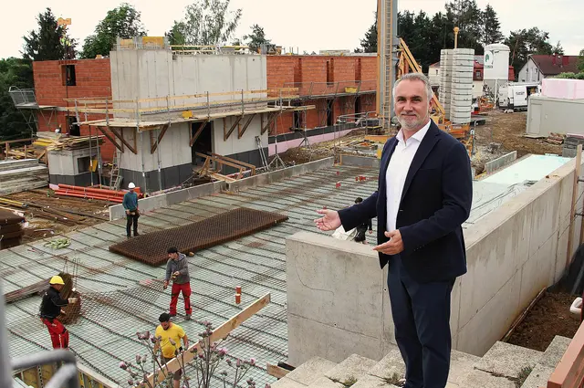 Im Herbst 2027 soll laut Bgm. Markus Szelinger der neue Pflegestützpunkt fertiggestellt sein. Derzeit entstehen die Wohneinheiten. | Foto: Peter Seper