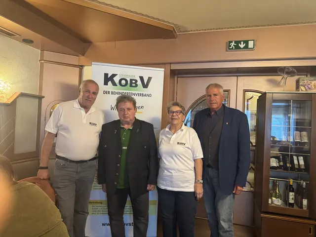 Robert Schmid (li), Franz Schlögl und Günther Bauer gratulierten Renate Schlichting  zur Wiederwahl. | Foto: privat