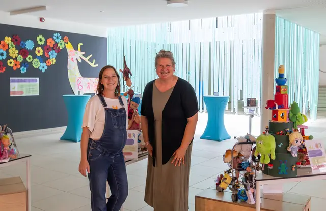 Die kreativen Köpfe des Schulprojektes: "Marlies Döltl und Veronika Goller". Zu sehen sind die Pädagoginnen vor dem Vorhang der Wünsche und Sehnsüchte. | Foto: Regina Courtier