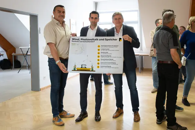 Bürgermeister Martin Kramelhofer (Rechnitz), Stephan Sharma (CEO Burgenland Energie) und Bürgermeister Robert Marlovits (Schachendorf) stellten das Projekt "WInd, Photovoltaik und Speicher" vor. | Foto: Burgenland Energie
