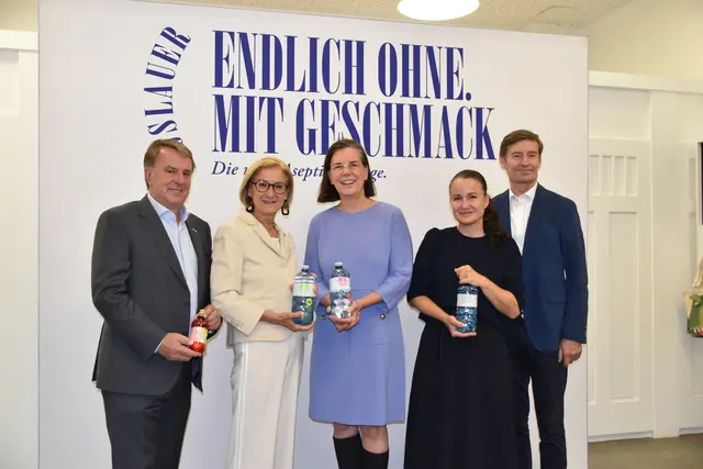Wirtschaftskammer-Präsident Wolfgang Ecker, Landeshauptfrau Johanna Mikl-Leitner, Christiane Wenckheim, Aufsichtsratsvorsitzende der Ottakringer Getränke AG, Vöslauer-Marketing-Leiterin Yvonne Haider-Lenz und Vöslauer-Geschäftsführer Herbert Schlossnik. | Foto: Mirjam Preineder