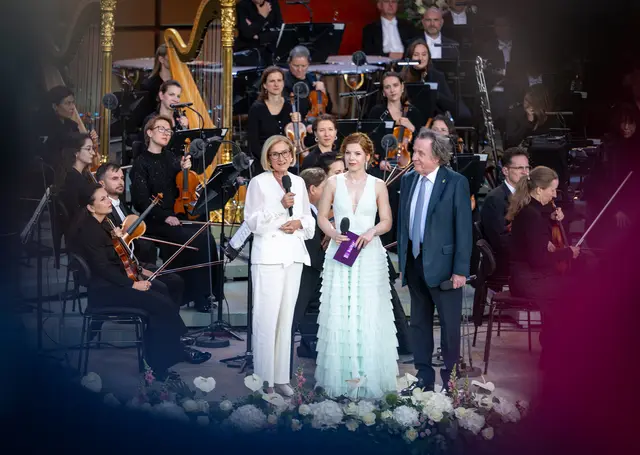 Landeshauptfrau Johanna Mikl-Leitner im Gespräch mit Moderatorin Teresa Vogl und dem künstlerischen Leiter Rudolf Buchbinder (v.l.n.r.).  | Foto: NLK Pfeffer