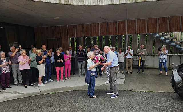 Die Mitglieder des Sen.-Bundes Anif feierten den 90.Geburtstag von Thresia Höpoldeder beim Kaffeenachmittag im Haus der Kultur Anif. Die Feier stand unter dem Motto: "Resi I hol` di mit`n Traktor ab " welches der Mindl-Bauer sen. in die Tat umsetzte !!