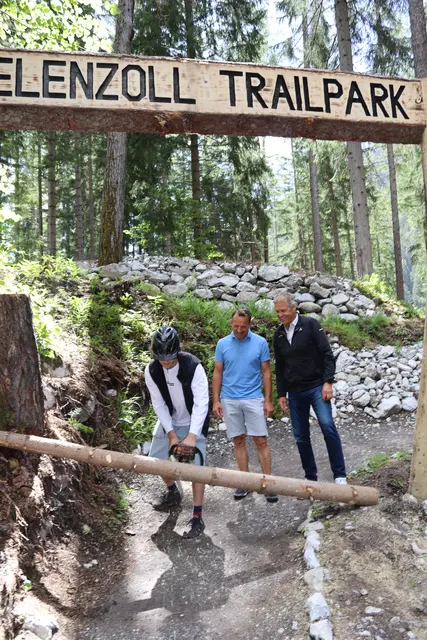 Ideengeber und Macher Tobias Kerber bei der Eröffnung des Trailparks Seelenzoll mit Bgm. Patrik Wolf und TVB-Direktor Martin Ebster.  | Foto: Elisabeth Zangerl