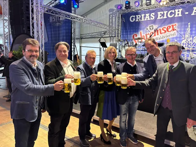 Bezirkshauptmann Mag. Stefan Grusch, Bürgermeister Gerhard Lentschig, Fremdenverkehrsobmann Martin Seidel, Bundesrat Clemens Kofler, Karl Theodor Trojan (Brauerei Schremser) sowie Markus und Edith Authried. Sie freuten sich über die gelungene Veranstaltung und die gute regionale Zusammenarbeit. | Foto: Manuela Danzinger