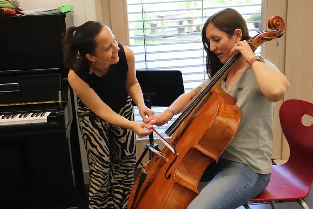 Auch viele erwachsene Besucher nutzten die Gelegenheit, Musikinstrumente auszuprobieren.  | Foto: Edith Ertl