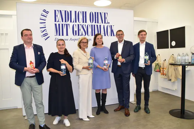 Neue Aseptik-Anlage: Markus Raunig, Vorstandssprecher der Ottakringer Familiengruppe, Vöslauer-Marketing-Leiterin Yvonne Haider-Lenz, Landeshauptfrau Johanna Mikl-Leitner, Christiane Wenckheim, Aufsichtsratsvorsitzende der Ottakringer Getränke AG, Frank Forster, Vertriebsleiter des Anlagenherstellers Krones für Ost- und Süddeutschland und Österreich, und Vöslauer-Geschäftsführer Herbert Schlossnik. | Foto: Mirjam Preineder
