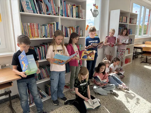 Die Schülerinnen und Schüler sind stolz auf die neuen Regale, diese werden fleißig genutzt, um nach ihren Lieblingsbüchern greifen.  | Foto: Elisabeth Kloiber/MeinBezirk