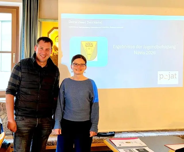 Bürgermeister Lukas Peer und Janina Wessels (POJAT) präsentierten die Ergebnisse der Jugendbefragung.  | Foto: POJAT