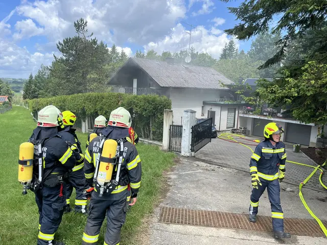 Drei Feuerwehren standen bei einem Wohnhausbrand in Brunnenthal im Einsatz und konnten eine weitere Ausbreitung der Flammen verhindern. | Foto: FF Wallensham