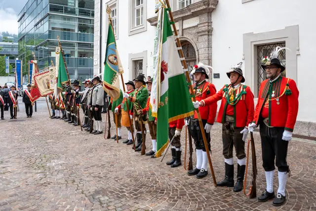 Landesüblicher Empfang vor der Jesuitenkirche mit der Schützenkompanie Amras, der Musikkapelle Amras-Innsbruck und Abordnungen der Tiroler Traditionsverbände. | Foto: Land Tirol/Jovanovic