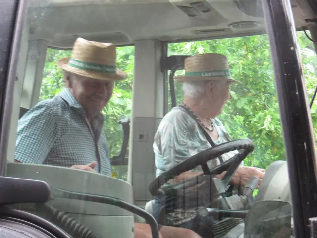 Die Mitglieder des Sen.-Bundes Anif feierten den 90.Geburtstag von Thresia Höpoldeder beim Kaffeenachmittag im Haus der Kultur Anif. Die Feier stand unter dem Motto: "Resi I hol` di mit`n Traktor ab " welches der Mindl-Bauer sen. in die Tat umsetzte !!