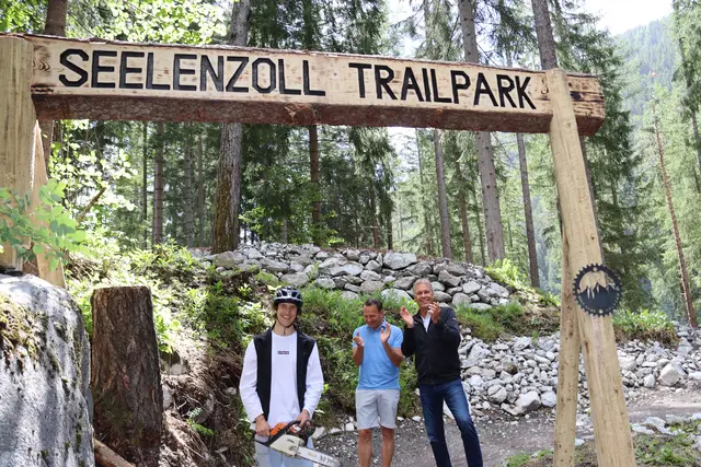 Ideengeber und Macher Tobias Kerber bei der Eröffnung des Trailparks Seelenzoll mit Bgm. Patrik Wolf und TVB-Direktor Martin Ebster.  | Foto: Elisabeth Zangerl