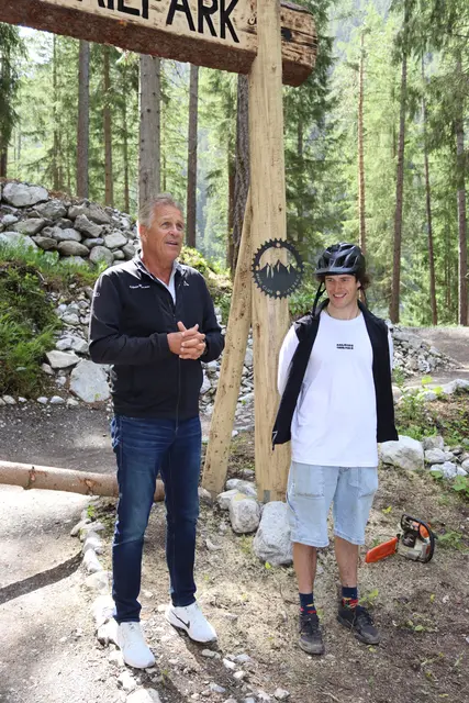 TVB-Direktor Martin Ebster: „Als Tobias zu mir kam und sagte, er wolle einen Trailpark bauen, habe ich ihn noch nicht gesehen – nur in seinen Augen. Und da wusste ich: Ich vertraue dem Burschen.“ | Foto: Elisabeth Zangerl
