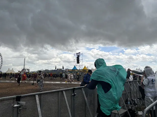 Konzert-Abbruch wegen Gewitter: Einige kletterten über die Brüstungen des Bühnenareals.  | Foto: Anna Triebaumer / MeinBezirk